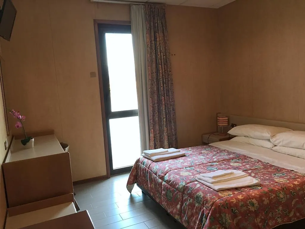 ***  hotel socrate Lavena Ponte Tresa Italia