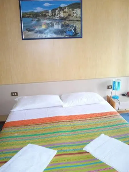 ***  hotel socrate Lavena Ponte Tresa Italia